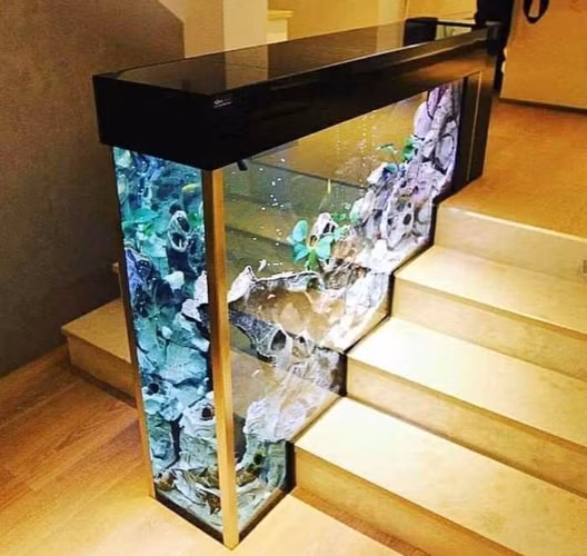 Bể cá gắn với bậc cầu thang vô cùng độc đáo và rất khả thi.