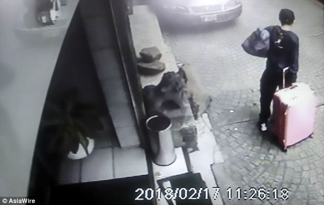 Chiếc vali được cho là chứa xác Poon bên trong.