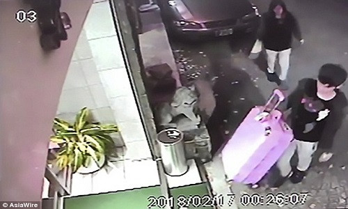 Chan trở về khách sạn cùng bạn gái.