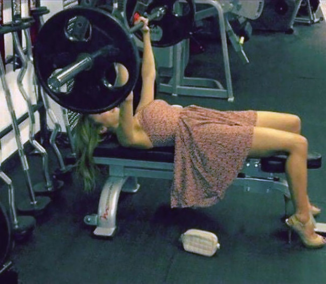 Cô nàng khiến các chàng phải "thót tim" trong phòng gym.