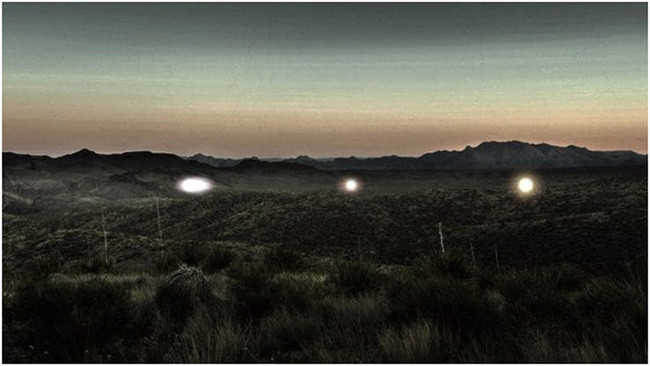 Những quả cầu phát sáng bí ẩn có kích thước gần bằng các quả bóng rổ và có các màu khác nhau như trắng, xanh, đỏ và vàng nổi lên ở thị trấn Marfa cao nguyên Trans-Pecos, và chúng đã xuất hiện ở đó trong nhiều năm qua.