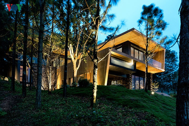 Công trình kiến trúc nằm ẩn mình trong rừng thông, hài hoà với khung cảnh thiên nhiên. Đó là kết quả của hành trình tìm kiếm cái đẹp của kiến trúc sư trong sự giao thoa giữa văn hóa và môi trường, khí hậu. Ở đó, kiến trúc sư đã tìm sự hòa hợp của: giải pháp kiến trúc, giải pháp nội thất, vật liệu cùng kỹ thuật chế tác gỗ tự nhiên để tạo nên được sản phẩm tinh tế và bền vững.