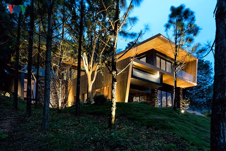 Công trình kiến trúc nằm ẩn mình trong rừng thông, hài hoà với khung cảnh thiên nhiên. Đó là kết quả của hành trình tìm kiếm cái đẹp của kiến trúc sư trong sự giao thoa giữa văn hóa và môi trường, khí hậu. Ở đó, kiến trúc sư đã tìm sự hòa hợp của: giải pháp kiến trúc, giải pháp nội thất, vật liệu cùng kỹ thuật chế tác gỗ tự nhiên để tạo nên được sản phẩm tinh tế và bền vững.