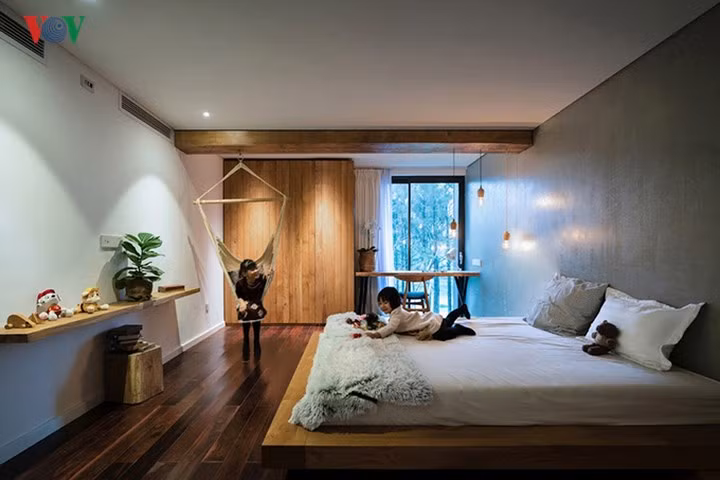 Phòng ngủ của trẻ em cùng chung phong cách với ngôi nhà, có đủ diện tích cho chỗ nghỉ, chỗ chơi và những khoảng mở ra không gian bên ngoài nhà.