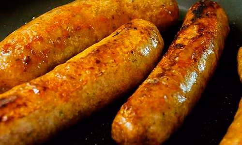 Khi ăn, tùy theo sở thích của mỗi người mà xúc xích có thể đem hấp hoặc chiên. Những đoạn xúc xích được chiên vàng, bốc mùi thơm ngậy làm ứa nước miếng.