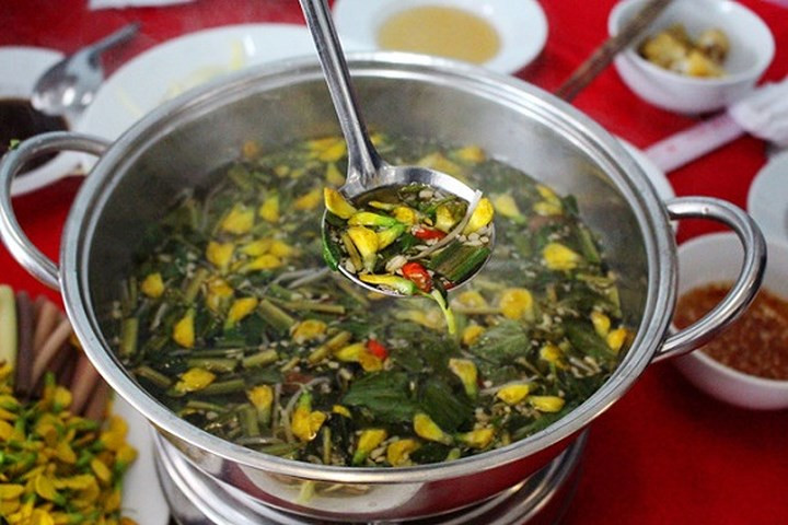 Cá linh và bông điên điển là đặc sản mùa nước nổi. (Ảnh: Zing)