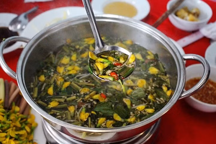 Cá linh và bông điên điển là đặc sản mùa nước nổi. (Ảnh: Zing)