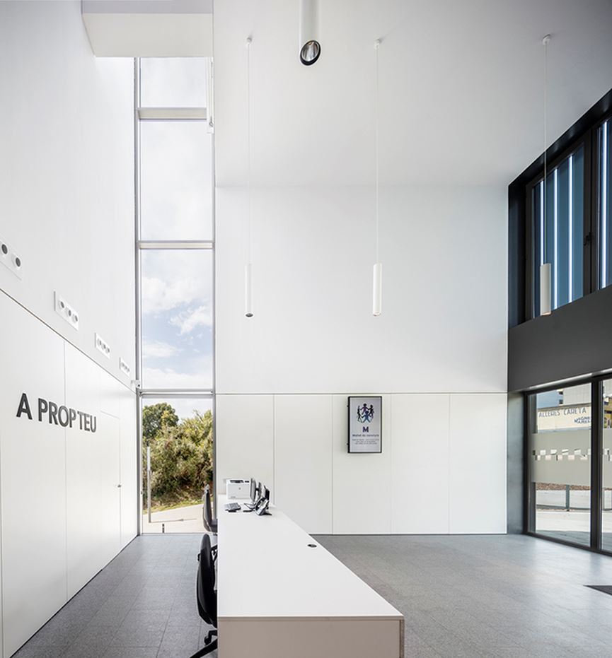 Nhìn qua sảnh chính của phòng tiếp khách, mấy ai nghĩ đây là sở cảnh sát…