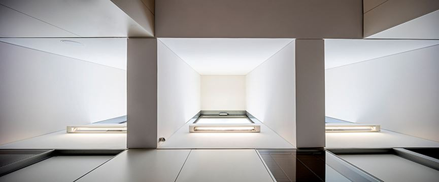 Khoảng không gian “giếng trời” đón nắng, tạo sự thoáng mát, đem lại sinh khí cho ngôi nhà.