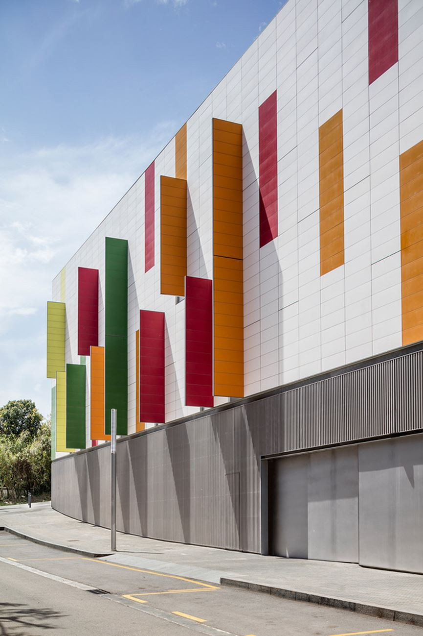 Các cánh cửa sổ được khoác lớp áo mới nhiều màu sắc tươi tắn.