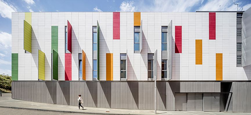 Khánh thành vào năm 2017, tại thành phố Barcelona (Tây Ban Nha), Sở cảnh sát Mollet del Valles không chỉ là nơi làm việc, mà nơi đây còn là điểm đến hấp dẫn trong vùng, với diện mạo bên ngoài không khác gì bảo tàng nghệ thuật.