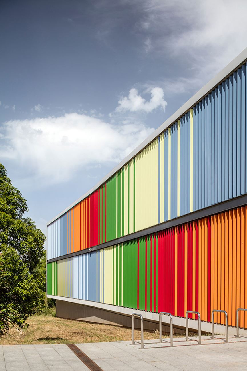 Điểm nhấn của công trình chính là hàng rào với nhiều màu sắc sặc sỡ. Chấn song trên cửa kính nổi bật với “bảy sắc cầu vồng”.