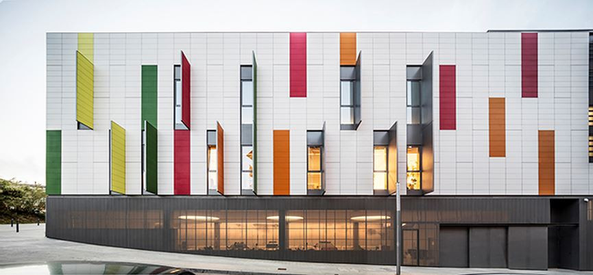 Những cánh cửa sổ trông như những bìa sách đủ sắc màu, sẵn sàng lật mở, tạo cảm giác “thích mắt”.