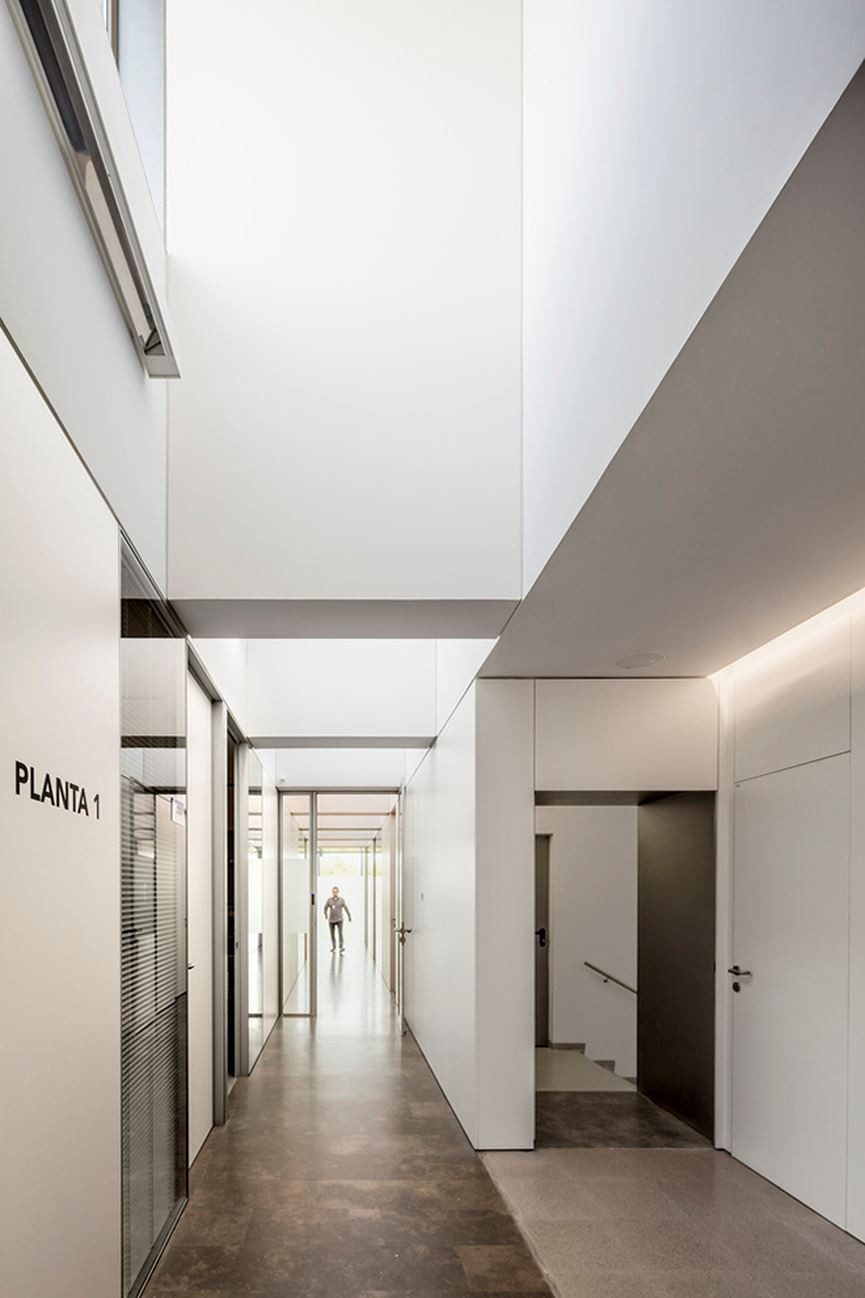 Hành lang bên trong đồn cảnh sát.