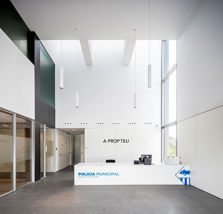 … mà cứ ngỡ như bàn lễ tân của các khách sạn đẳng cấp.