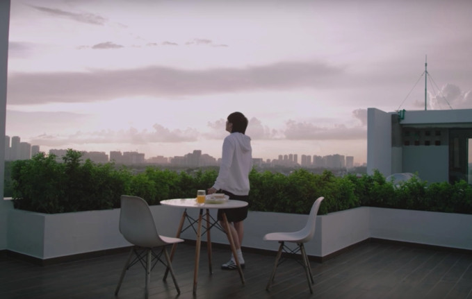 Khoảng sân thượng khá rộng và thoáng mát, nơi Sơn Tùng thư giãn sau những giờ làm việc mệt mỏi.