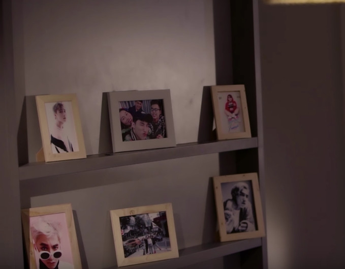 Ảnh chụp gia đình được đặt ở vị trí trung tâm, đủ chứng minh tình cảm Sơn Tùng M-TP dành cho người thân.