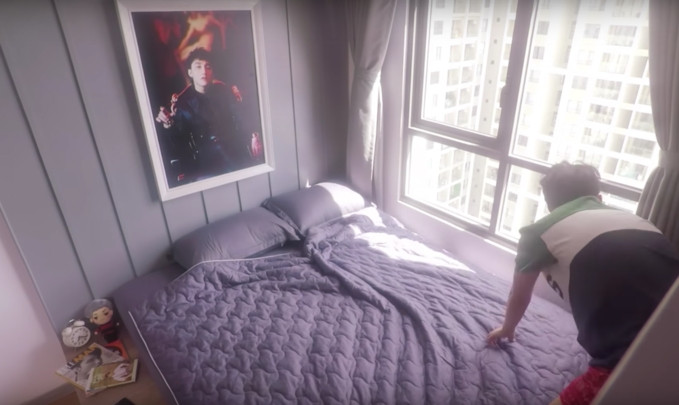 Phòng ngủ cạnh cửa sổ lớn, thoáng mát.