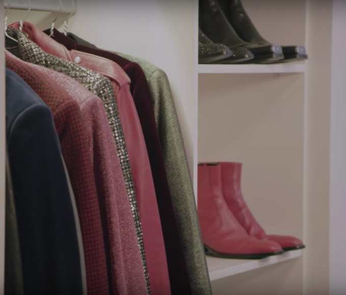 Phòng quần áo với rất nhiều trang phục.