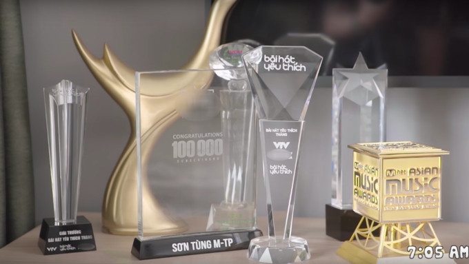 Các giải thưởng được đặt trang trọng trong nhà.