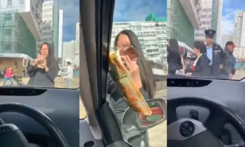 Co gai nhan ngay ket dang khi dung phat tien giua duong