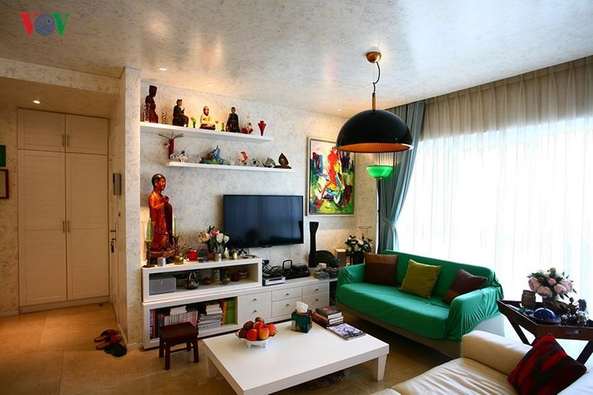 Ban đầu, căn hộ này là một văn phòng kiểu soho và một căn hộ nhỏ một phòng ngủ, chiếm trọn vẹn tầng 6 của toà nhà. Do nhu cầu thực tế nên chủ nhân đã cải tạo lại thành một căn hộ lớn hai phòng ngủ. Diện tích không lớn, do vậy, một mặt bằng khá cô đọng là giải pháp tốt, đem lại hiệu quả cao ở yếu tố công năng.