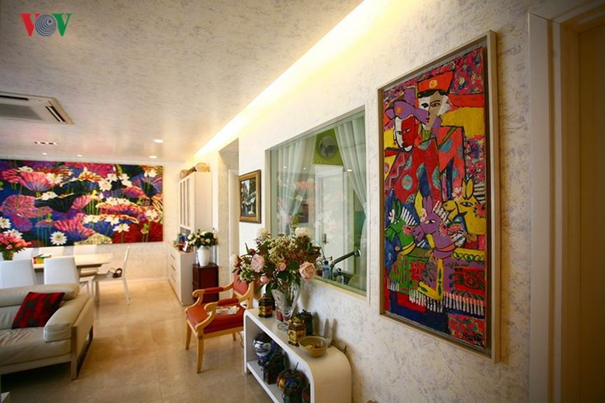 Chủ nhân đã có nhiều năm sống và làm việc ở nước ngoài. Cuộc đời ông là những chuyến đi… Bây giờ nơi cư ngụ chính của ông là ở Sài Gòn, nhưng căn hộ ở Hà Nội này vẫn không thể thiếu trong cuộc sống. Đó là một nơi chốn trở về quê hương Hà Nội.