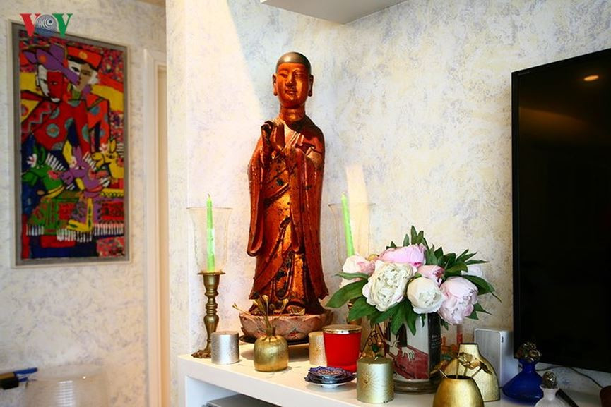Có thể thấy dấu ấn của một cuộc sống phong lưu, đầy chất văn hoá - nghệ thuật qua việc bài trí nội thất trong căn hộ, làm căn nhà thêm nhiều giá trị. Sự hiện diện của những bức tượng Phật – theo lời chủ nhân nói – không chỉ để trang trí, tô điểm không gian mà luôn mang đến cảm giác ấm áp, an lành, được chở che.