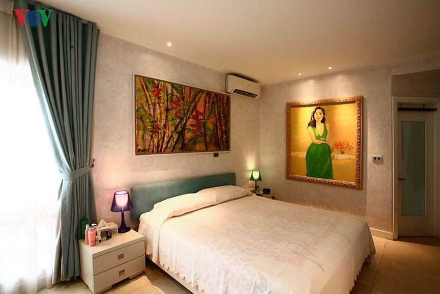 Phòng vệ sinh chung của phòng khách trước kia được khéo léo xoay cửa thành vệ sinh riêng cho phòng ngủ.