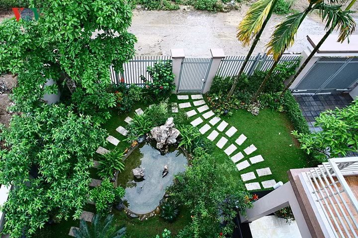 Với những vườn có thảm cỏ nên tạo những lối dạo. Lối dạo giúp cho việc đi lại qua thảm cỏ (để tới chỗ khác của vườn, hoặc khi tưới cây) dễ dàng và vệ sinh. Ngoài ra lối dạo cũng tạo nên điểm nhấn, tạo nên những đường nét đẹp cho sân vườn, thảm cỏ. Lối dạo thường được tạo bằng những phiến đá tự nhiên, hoặc đá nhân tạo mô phỏng tự nhiên…