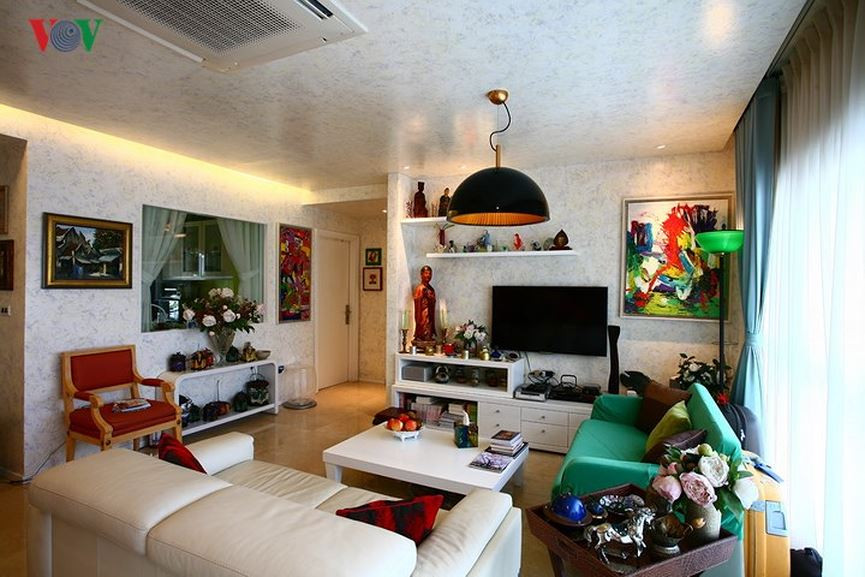 Phòng khách – sinh hoạt chung là một không gian đắc địa khi có sự kết nối với tất cả không gian khác và có một khoảng mở lớn về con phố phía trước. Ánh sáng tự nhiên luôn tràn ngập căn phòng.