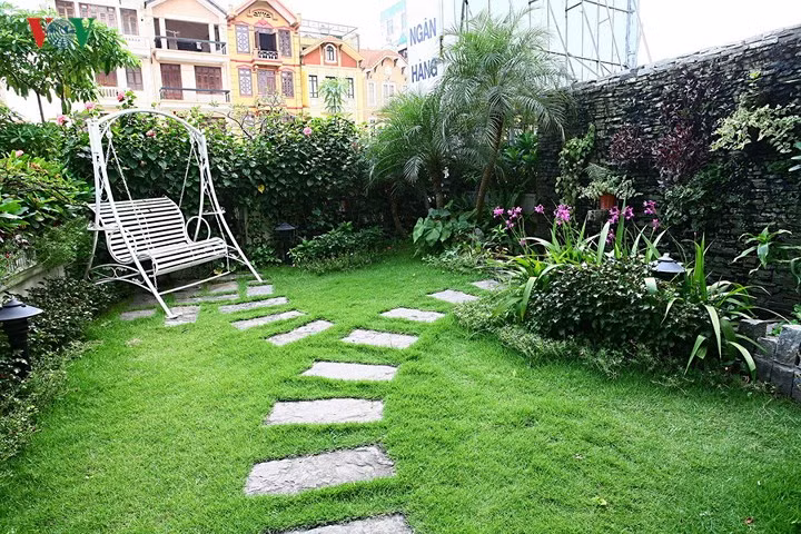 Khác với nhà nông thôn là hàng rào thường cũng bằng cây và có khi “hút tầm mắt”; thì ở nhà phố hay biệt thự phố, giới hạn ngăn rất rõ, rất gần bằng hàng rào xây, tường xây, vừa là ranh giới, vừa để bảo vệ. Nên sử dụng các loại vật liệu thô mộc, tự nhiên cho bề mặt tường rào và các chi tiết xây cất trang trí khác, như đá tự nhiên, gạch trần không trát; hoặc các loại đá nhân tạo mô phỏng tự nhiên được sản xuất bằng bê tông nhẹ.