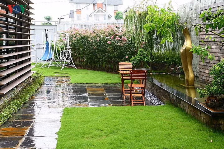 Cũng nên khai thác bề mặt của tường rào làm nền trang trí cho một số loại cây treo, cây leo bám tường. Các loại vật liệu thô mộc này còn có tác dụng che khiếm khuyết là khi bị bẩn không thấy rõ, mà khu vực sân vườn thì thường bẩn do đất cát, nước mưa…Những thứ trang trí trong vườn phải là vật liệu bền chịu được mưa nắng.