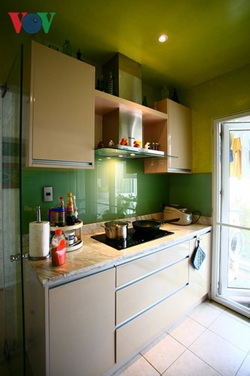 Kế bên khu bếp là một lo-gia thông thoáng tự nhiên cho căn bếp và để phơi quần áo.