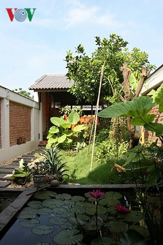 Vườn nhà, sân vườn không phải là vườn hoa công cộng hay thảm thực vật ở dải phân cách đường, nên không cần thiết phải ngay thẳng, đều đặn, cắt xét công phu thẳng tắp. Hãy để vườn nhà tự nhiên như vốn dĩ cây cỏ thuộc về tự nhiên, để làm mềm mại kiến trúc và cuộc sống.