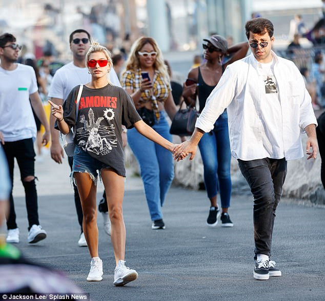 Trước đó không lâu vào tháng 9/2017, chân dài xinh đẹp còn công khai hẹn hò cùng nam DJ Daniel Chetritin. Tuy nhiên chuyện tình này cũng nhanh chóng im hơi lặng tiếng trước khi cô tái hợp với Justin Bieber.