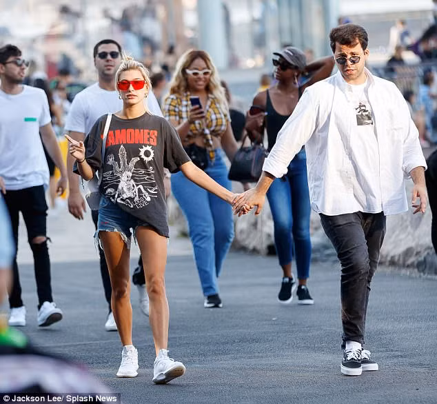 Trước đó không lâu vào tháng 9/2017, chân dài xinh đẹp còn công khai hẹn hò cùng nam DJ Daniel Chetritin. Tuy nhiên chuyện tình này cũng nhanh chóng im hơi lặng tiếng trước khi cô tái hợp với Justin Bieber.