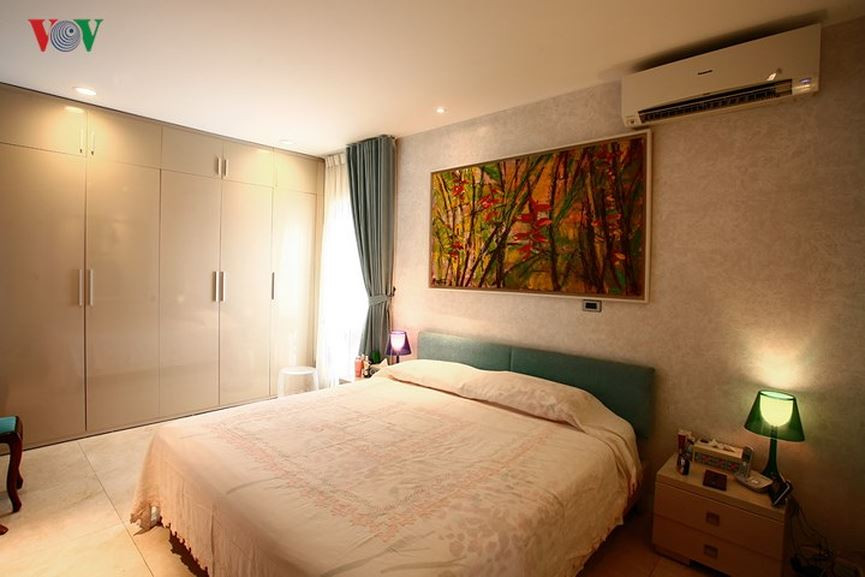 Phòng ngủ master không lớn nhưng gọn gàng và ấm áp.