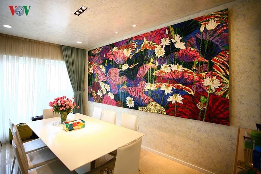 Một thứ nữa không thể không nói đến, là tranh. Tranh treo ở mọi nơi, từ hành lang, phòng khách, phòng ăn, tới phòng ngủ. Ấn tượng nhất là bức tranh hoa sen treo gần hết bức tường nơi bàn ăn.