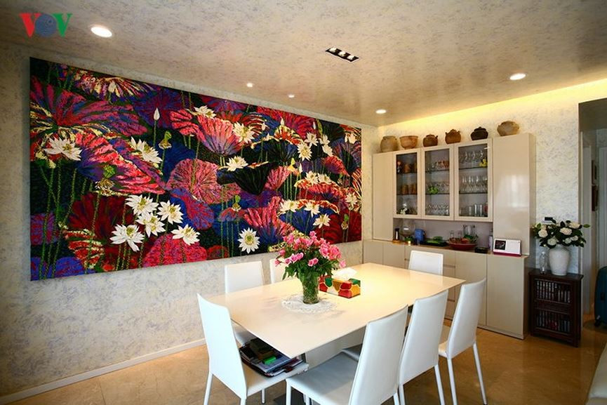 Phòng ăn lớn cũng ở nơi này. Bộ bàn ăn kê ngay sau sofa là một phần quan trọng tạo nên sự kết nối và cũng là nơi sinh hoạt chung, làm việc.