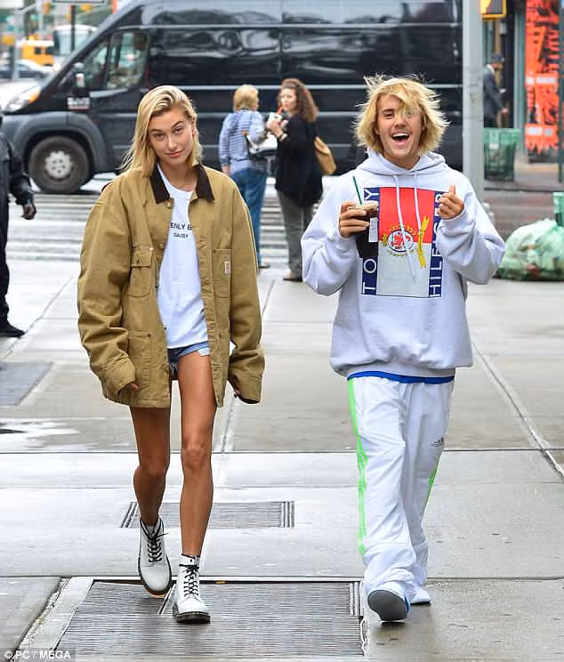 Mới đây, cộng đồng fan của nam ca sĩ Justin Bieber tiếp tục dậy sóng với hình ảnh ôm hôn thân thiết giữa anh và chân dài xinh đẹp Hailey Baldwin giữa đường phố New York. Trước đó, Justin và Hailey từng có thời gian hẹn hò ngắn ngủi với nhau vào năm 2015. Từ đó đến nay, họ vẫn giữ mức tình bạn thân thiết, thường xuyên gặp gỡ đi chơi.