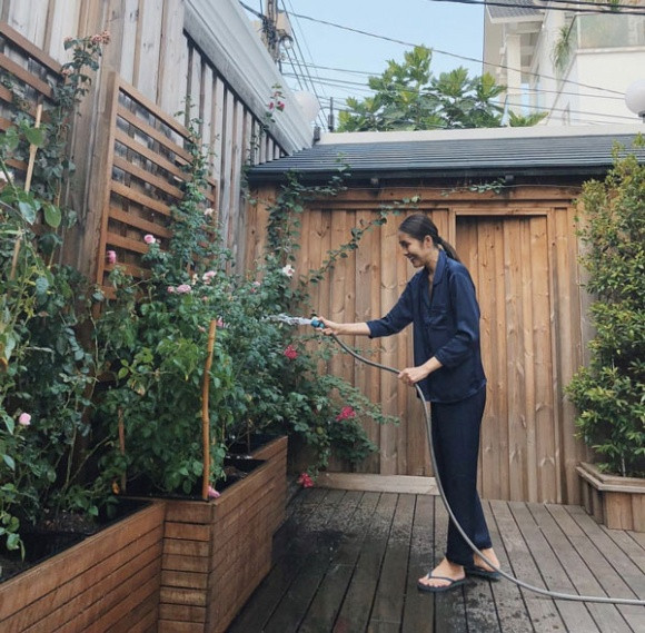 Tăng Thanh Hà và chồng con sống trong một căn nhà sang trọng, rộng rãi. Bên ngoài ngôi nhà là khu vườn với nhiều loại hoa hồng. Thời gian gần đây, Hà Tăng thường xuyên khoe những bông hoa hồng tuyệt đẹp trong vườn nhà do chính tay nữ diễn viên chăm sóc.