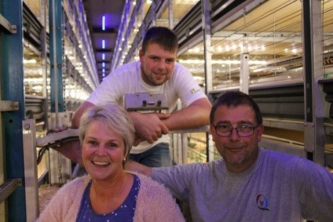 Bà Corina, Martijn và ông Bram Bevelander đang nghĩ đến việc mở rộng chăn nuôi của họ hơn nữa bằng cách triển khai một trại Patio khác trong tương lai. Ảnh: Dick van Doorn