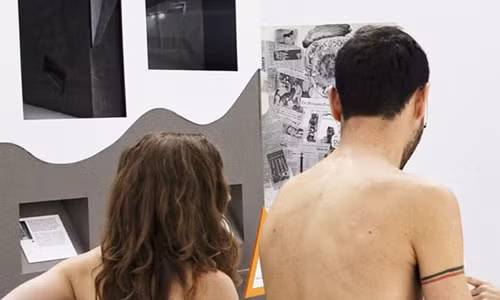 Theo những người tham gia, việc trải nghiệm nghệ thuật khi "trần như nhộng" sẽ cho trải nghiệm khác hẳn bình thường. Ảnh: Getty.