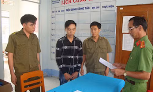 Cán bộ điều tra tống đạt quyết định khởi tố bị can, bắt tạm giam đối với Linh. Ảnh: C.A.