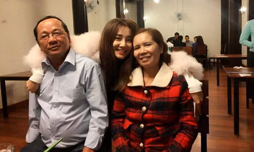 Nhã Phương và bố mẹ.