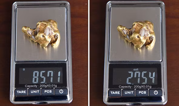 Cục vàng nặng 85,71g, ước tính có giá 50.000 bảng (khoảng 1,5 tỷ đồng). Cục vàng nặng 85,71g, ước tính có giá 50.000 bảng (khoảng 1,5 tỷ đồng).