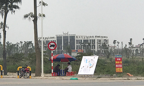 Môi giới bám trụ ở vỉa hè.