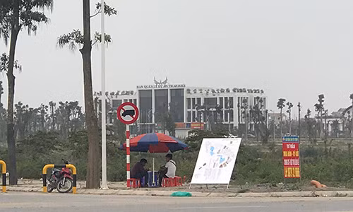 Môi giới bám trụ ở vỉa hè.