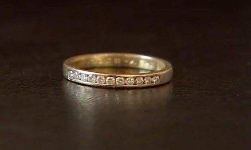 Nhan kim cuong roi xuong toilet va dieu ky dieu sau 9 nam